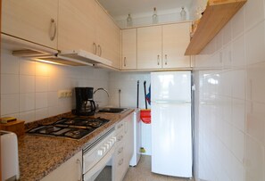 Refrigerador, microondas, horno y cafetera y tetera 