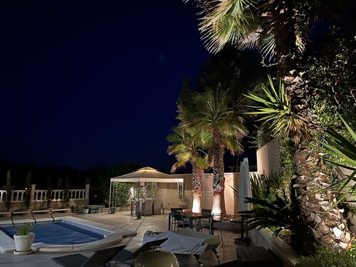 Beautiful Villa, Sleeping up to 6 guests with Private Pool and WiFi Access