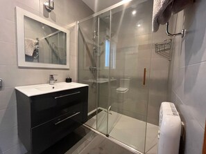 Combined shower/tub, bidet