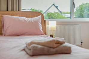 4 bedrooms, iron/ironing board, free WiFi, bed sheets