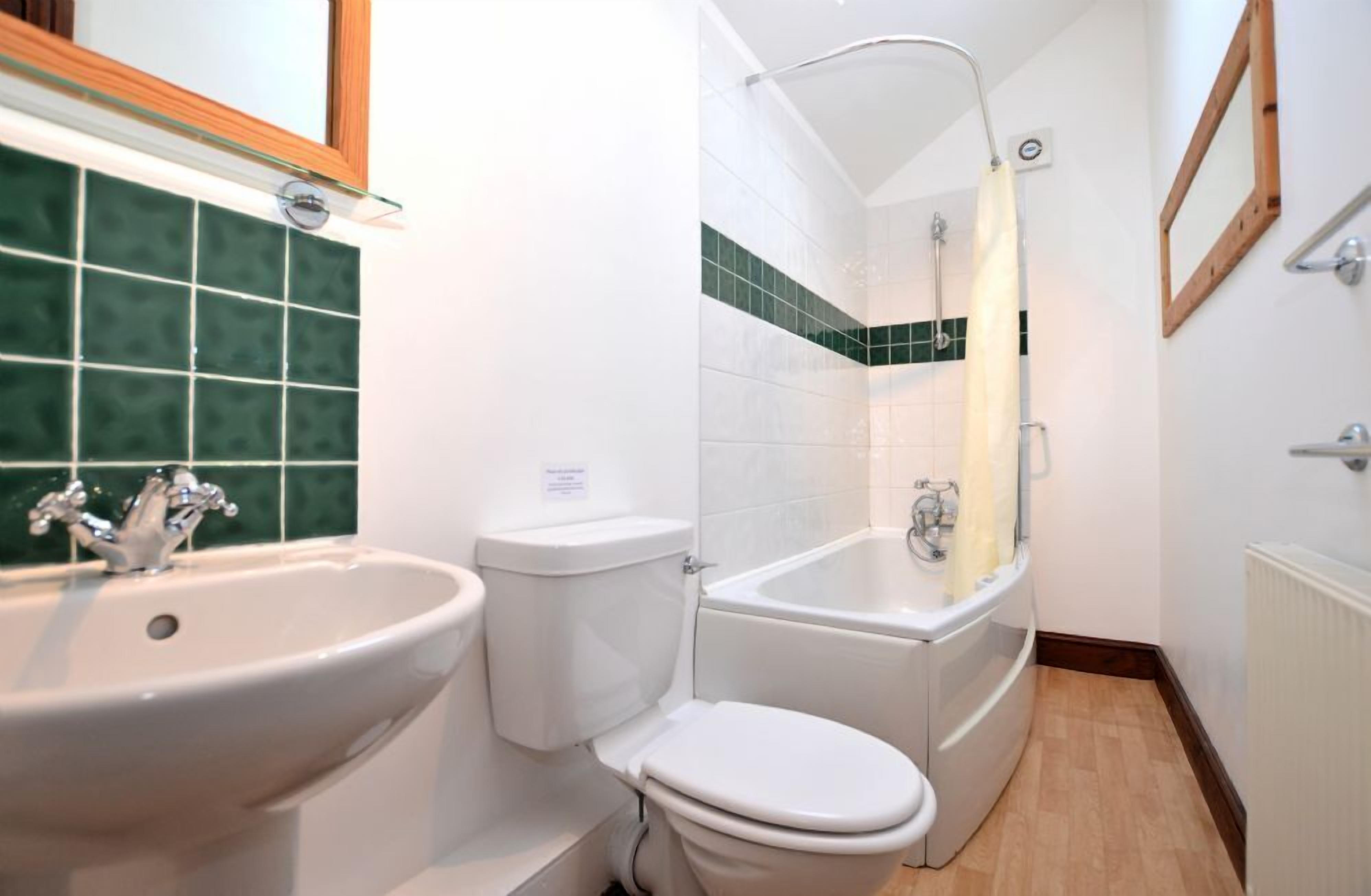 Bañera con ducha, secador de pelo