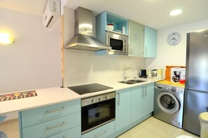 Kylskåp, mikrovågsugn, ugn och kaffe- och tebryggare