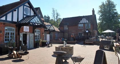 4 The Clockhouse , Midhurst - sleeps 4 guests in 2 bedrooms