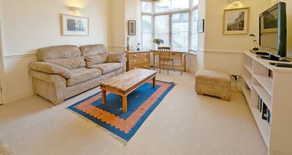 4 The Clockhouse , Midhurst - sleeps 4 guests in 2 bedrooms