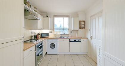4 The Clockhouse , Midhurst - sleeps 4 guests in 2 bedrooms