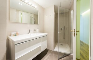 Shower, free toiletries, hair dryer, towels - Atocha Corner - Barrio de las Letras (Madrid)