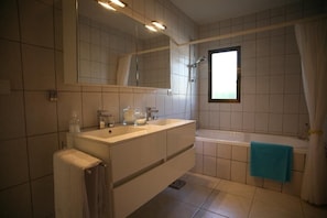 Bathtub, bidet, towels