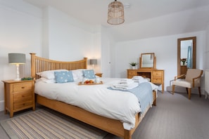 2 quartos, ferros/tábuas de passar roupa, berço de viagem, roupa de cama