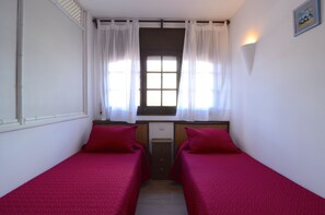 1 chambre, fer et planche à repasser, draps fournis