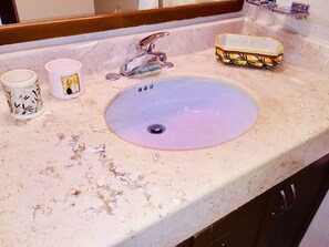 Combined shower/tub, towels