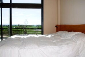 Een strijkplank/strijkijzer, beddengoed