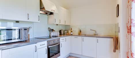 Refrigerador, microondas, horno y lavavajillas