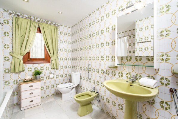 A bathroom with a toilet, bidet, sink, and a mirror. - La Perla - Javea, Costa Blanca (Javea)