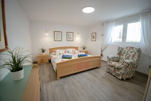 6 slaapkamers, een strijkplank/strijkijzer, gratis wifi, beddengoed