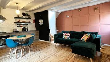 Televisie, een dvd-speler, een tafeltennistafel en boeken