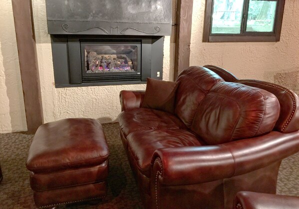 Interior - #09 - Snowline Lodge (Deming)