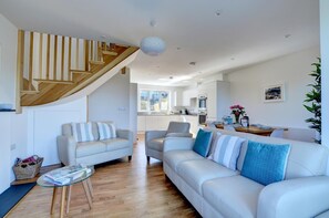 Een televisie en een open haard