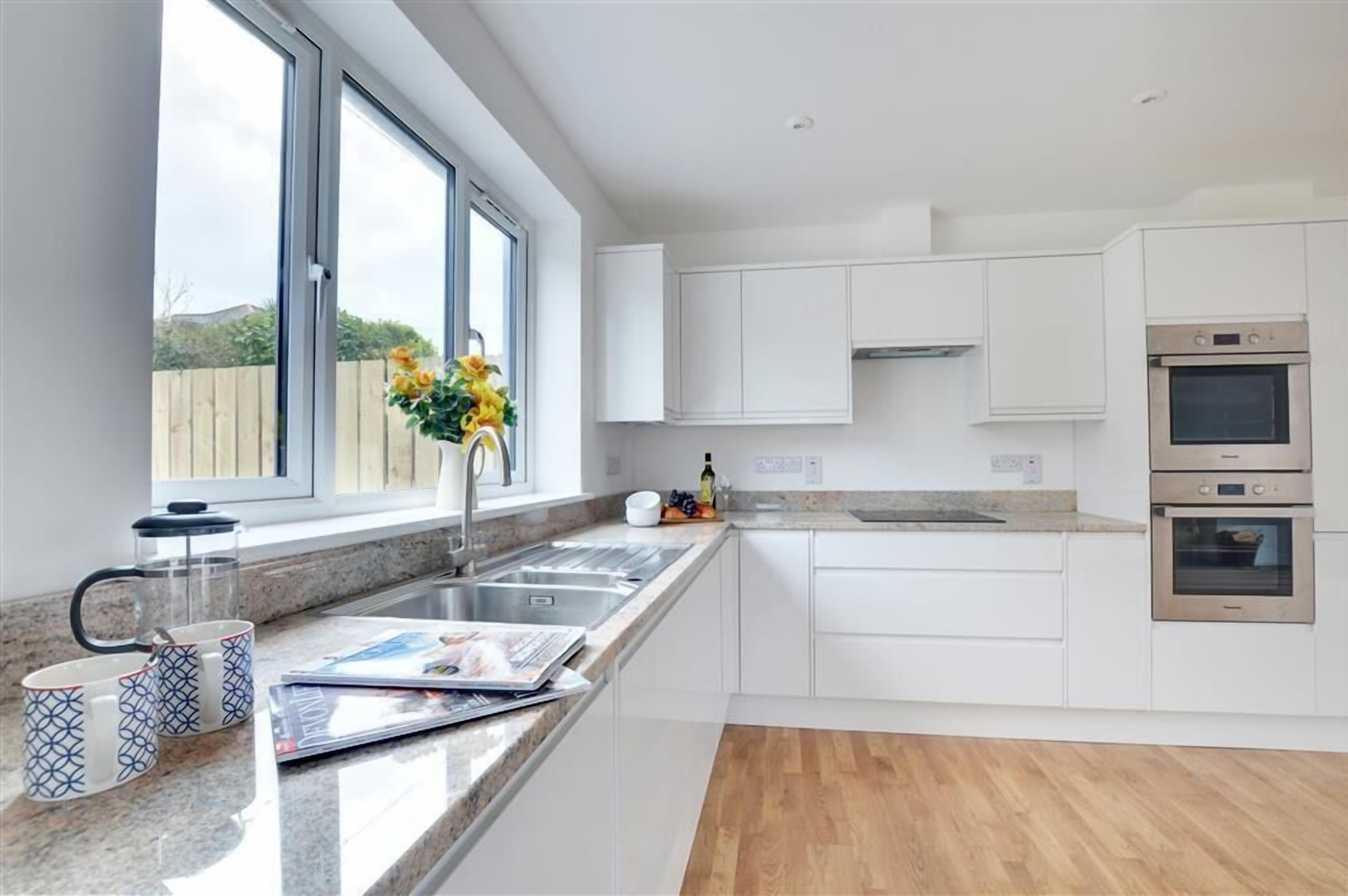 Micro-ondas, fogão, lava-louças, cadeirão de bebê