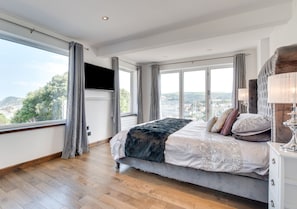 4 bedrooms, iron/ironing board, travel cot, free WiFi