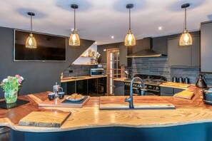 Een microgolfoven, een oven, een vaatwasser, een broodrooster