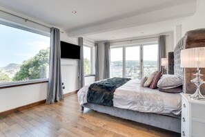 4 soverom, strykejern/-brett, reiseseng for barn og wi-fi (inkludert)