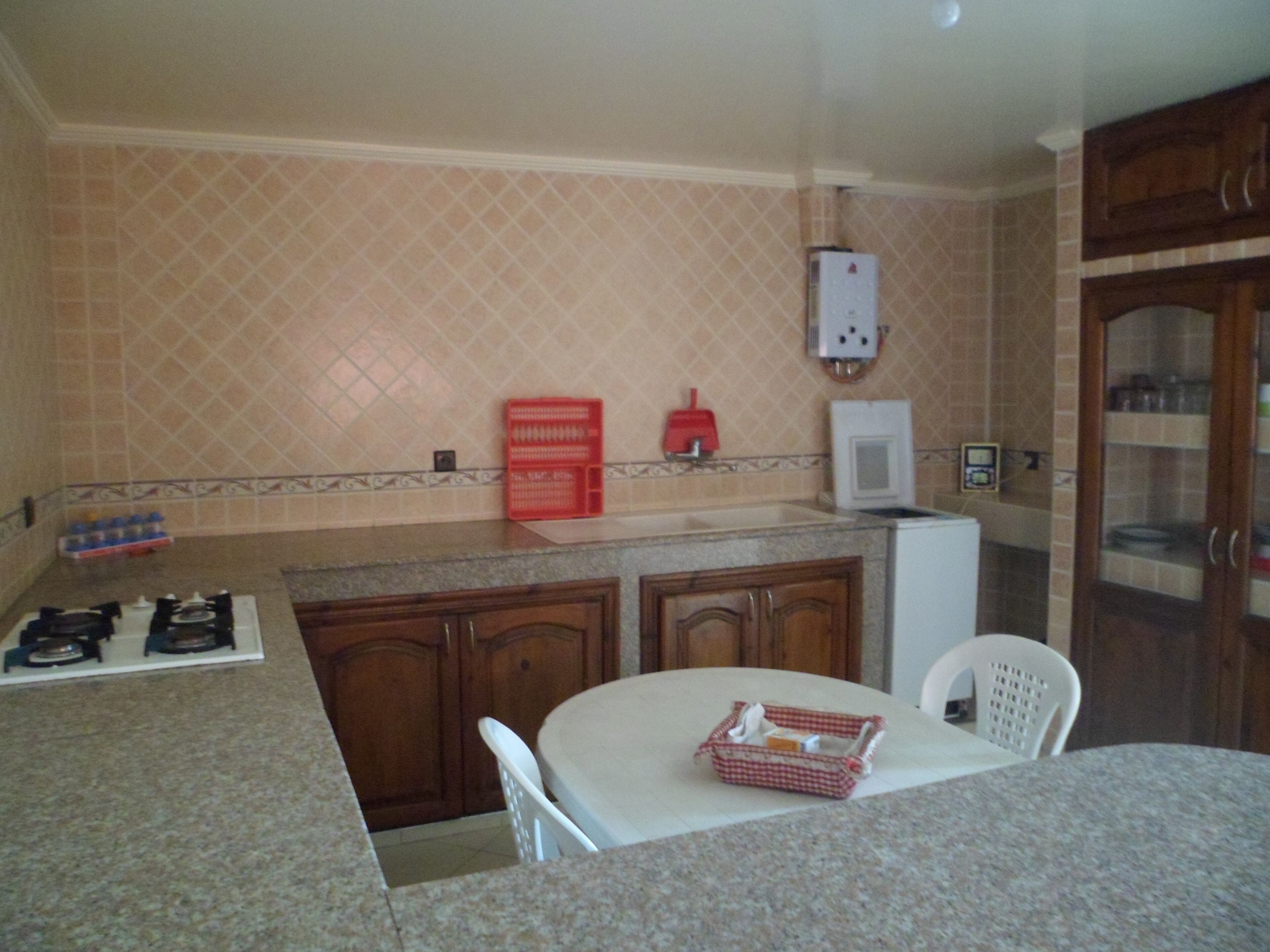 House | Dapur peribadi | Ketuhar gelombang mikro, ketuhar, cerek elektrik 
