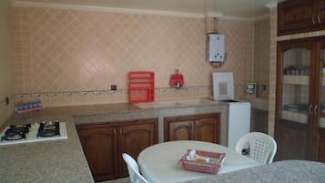 House | Dapur peribadi | Ketuhar gelombang mikro, ketuhar, cerek elektrik