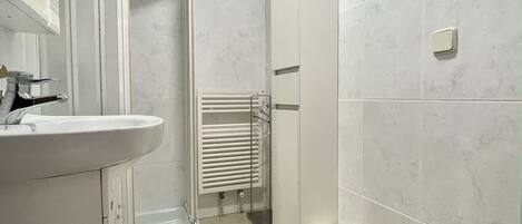 Douche, sèche-cheveux