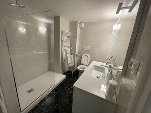 Combined shower/tub