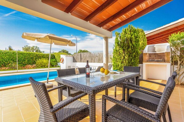 Outdoor dining - Villa Pi Verd - Three Bedroom Villa, Sleeps 6 (Cala d'Or)