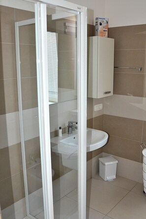 Bathtub, hair dryer, bidet, towels - Cà Gardesana With Pool (Garda)