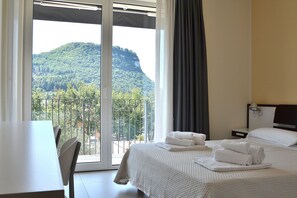 3 chambres, coffres-forts dans les chambres, fer et planche à repasser