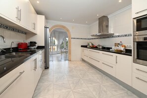 Fridge, microwave, oven, stovetop - Villa Hermosa 6 pax - Javea, Costa Blanca (Javea)
