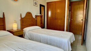 1 dormitori, planxa i posts de planxar i roba de llit