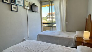 1 quarto, ferros/tábuas de passar roupa, roupa de cama