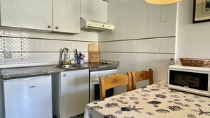 Fridge, microwave, oven, coffee/tea maker