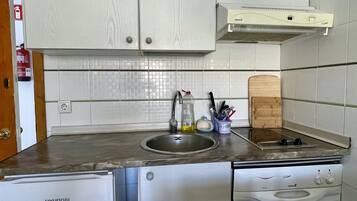 Een koelkast, een magnetron, een oven, een koffiezetapparaat/waterkoker