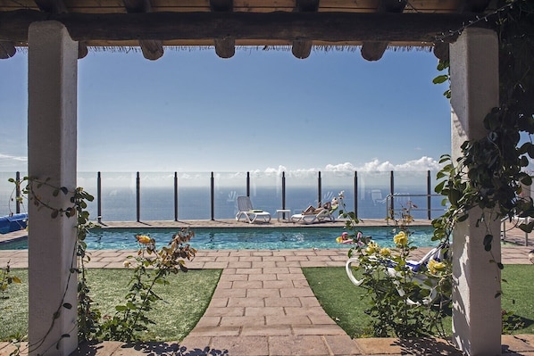 Een verwarmd zwembad