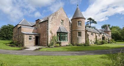 MONTEVIOT STABLES WEST - Waldwege und inspirierende Gärten, 4 Schlafzimmer