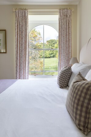 4 bedrooms, desk, travel cot, WiFi