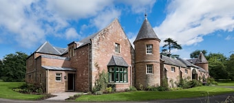 MONTEVIOT STABLES WEST - skovstier og inspirerende haver, 4 soveværelser