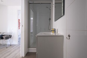 Shower, hair dryer, towels