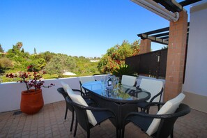 Outdoor dining - Townhouse Mia, Panoramic views, Communal Pool (Carvoeiro)