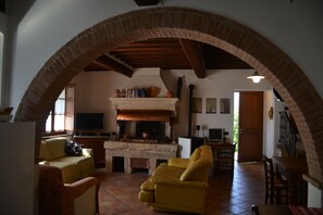 TV, fireplace, stereo