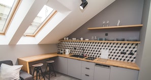 Comfort appartement, 1 slaapkamer | Privékitchenette | Een koelkast, een microgolfoven, een kookplaat, een vaatwasser