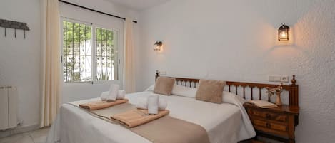 4 bedrooms, iron/ironing board, WiFi, bed sheets