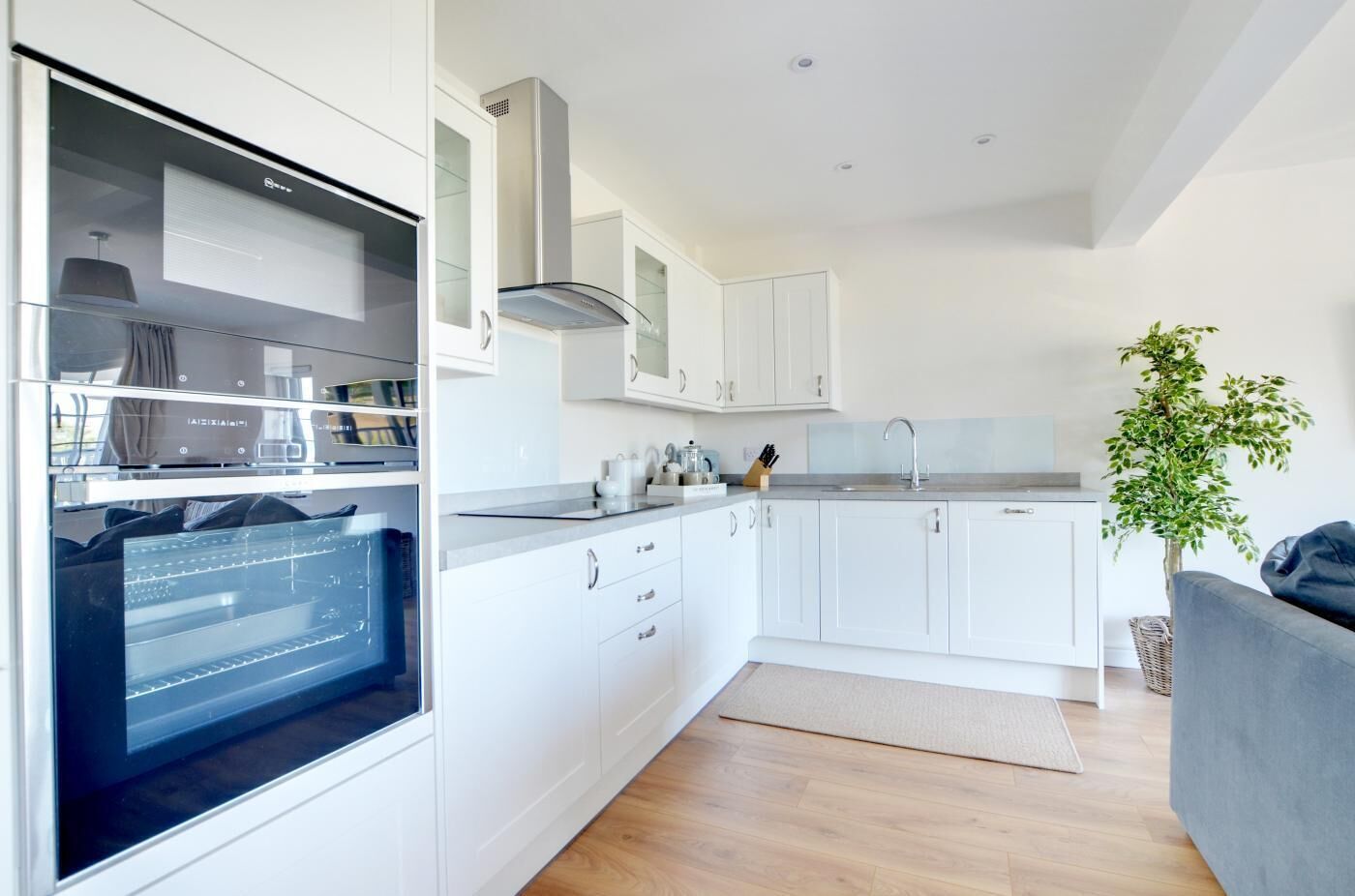 Mikroaaltouuni, uuni, astianpesukone, leivänpaahdin