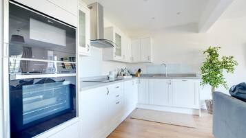 Mikroaaltouuni, uuni, astianpesukone, leivänpaahdin