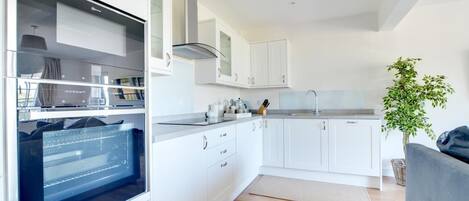 ثلاجة، ميكروويف، فرن، غسالة أطباق