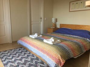 3 chambres, coffre-fort, fer et planche à repasser